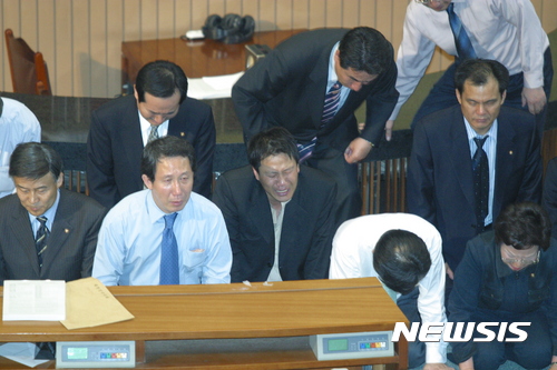 【서울=뉴시스】2004년 3월 12일 당시 노무현대통령의 국회 탄핵안에 본회의장에서 탄핵안이 가결된 후 눈물흘리는 의원들 모습. 2016.12.09. (사진=뉴시스 DB)&nbsp; photo@newsis.com