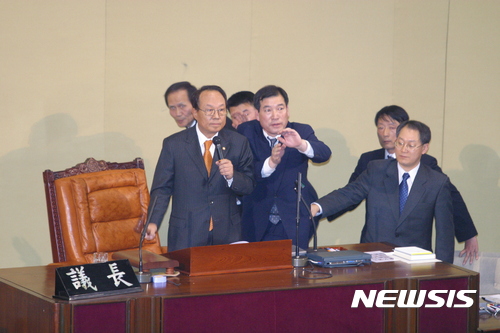 【서울=뉴시스】2004년 3월 12일 당시 노무현대통령의 국회 탄핵안을 처리하는 박관용 국회의장의 모습. 2016.12.09. (사진=뉴시스 DB)&nbsp; photo@newsis.com