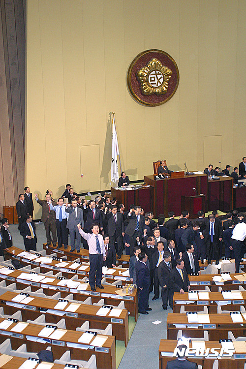 【서울=뉴시스】2004년 3월 12일 당시 노무현대통령의 국회 탄핵안에 본회의장에서 항의하며 구호외치는 의원들 모습. 2016.12.09. (사진=뉴시스 DB)&nbsp;&nbsp; photo@newsis.com
