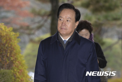 【서울=뉴시스】최동준 기자 = '포스코 비리 연루' 의혹을 받고 있는 이병석 전 의원이 9일 선고 공판을 받기 위해 서울 서초동 서울중앙지방법원으로 들어서고 있다. 2016.12.09. photocdj@newsis.com