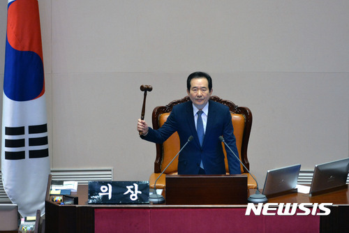 【서울=뉴시스】박진희 기자 = 9일 오후 서울 여의도 국회 본회의에서 박근혜 대통령 탄핵소추안 가결을 선포하고 있다. 2016.12.09.&nbsp; pak7130@newsis.com