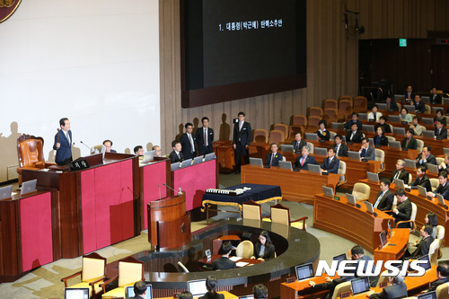 【서울=뉴시스】박진희 기자 = 정세균 국회의장이 9일 오후 국회 본회의에서 박근혜 대통령 탄핵소추안을 가결을 선포하고 있다. 2016.12.09. photo@newsis.com