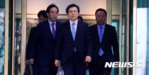 【서울=뉴시스】전신 기자 = 박근혜 대통령에 대한 탄핵소추안이 가결된 9일 서울 종로구 정부서울청사에서 황교안 국무총리가 국무위원 간담회 참석을 위해 청사를 나서고 있다. 2016.12.09 photo1006@newsis.com