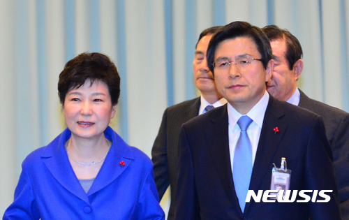 【서울=뉴시스】전진환 기자 = 박근혜 대통령의 탄핵소추안 표결이 가결된 9일 오후 박 대통령이 청와대 위민관에서 국무위원들과 간담회를 위해 입장하고 있다. 오른쪽은 황교안 국무총리. 가결된 탄핵소추안 등본을 국회의사국이 청와대 총무비서관실에 전달, 청와대가 등본을 접수하면 박 대통령의 모든 권한은 정지하며 황교안 국무총리가 대통령 권한대행을 맡는다. 2016.12.09. amin2@newsis.com