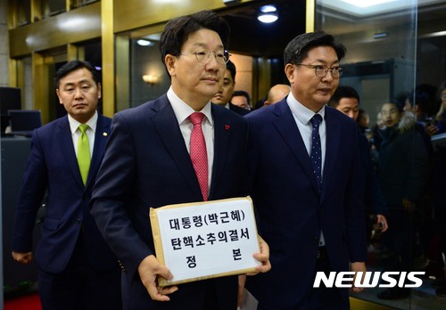 【서울=뉴시스】신태현 기자 = 헌정사상 두 번째로 박근혜 대통령의 탄핵안이 가결된 9일 오후 서울 종로구 헌법재판소로 권성동 국회 법제사법위원장(가운데)과 김관영 국민의당 의원, 권 의원, 이춘석 더불어민주당 의원(왼쪽부터) 등이 탄핵소추의결서 정본을 가지고 들어서고 있다. 2016.12.09. photo@newsis.com