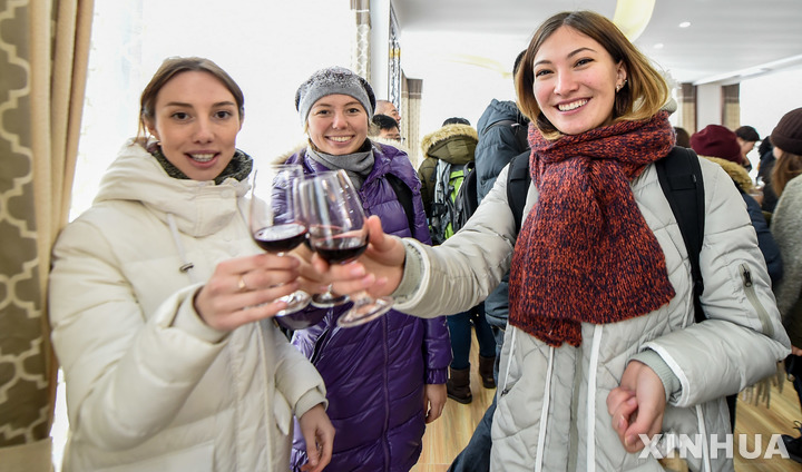 [통화(중국)=신화/뉴시스] 중국 길림성 통화의 와인 양조장을 찾은 관광객들이 와인을 맛보고 있다. 이 지역은 고구려 시절 국내성과 백암성이 있던 곳이다. 중국의 오랜 와인 산지로 ‘와인의 고향’으로 불린다. 2016년 9월 자료사진. photo@newsis.com