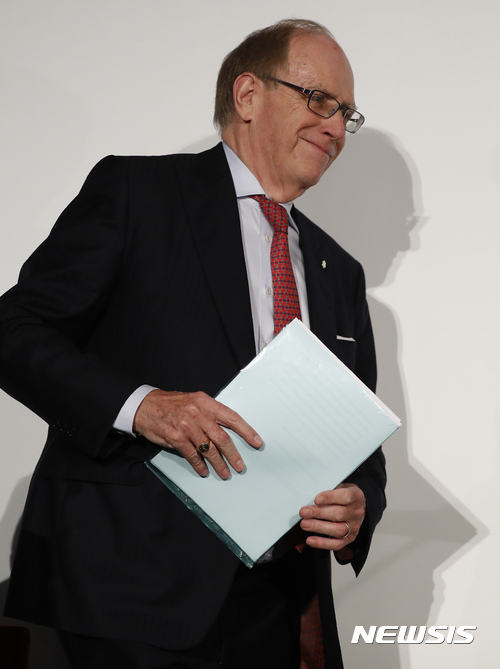 【런던=AP/뉴시스】세계반도핑기구의 러시아 도핑 조사단을 이끌고 있는 리차드 맥래런 박사가 9일 7월 보고서에 이어 2차 보고서를 발표하기 위해 기자회견장에 도착하고 있다. 2016. 12. 9.