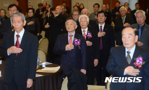 【서울=뉴시스】조성봉 기자 = 지난해 12월10일 오전 서울 용산구 백범기념관에서 열린 대한민국임시정부 대일선전포고 75주년 기념식 및 학술회의에서 박유철(가운데) 광복회 회장을 비롯한 참석자들이 국민의례를 하고 있다. 2016.12.10. suncho21@newsis.com