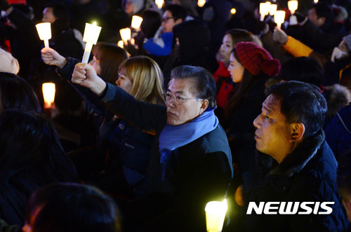 【서울=뉴시스】조성봉 기자 = 10일 오후 서울 종로구 광화문 광장에서 열린 박근혜 대통령의 즉각 퇴진 촉구 7차 대규모 촛불 집회에 참석한 더불어민주당 문재인 전 대표가 촛불을 들고 구호를 외치고 있다. 2016.12.10. suncho21@newsis.com