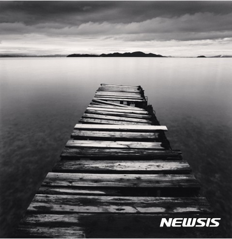 【서울=뉴시스】Crumbling Boardwalk, Shiga, Honshu, Japan. 2003 ⓒMichael Kenna, Courtesy of Gallery KONG