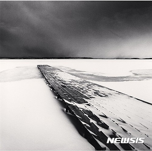 【서울=뉴시스】Stark Outlook, Kucharo Lake, Hokkaido, Japan. 2004ⓒMichael Kenna, Courtesy of Gallery KONG