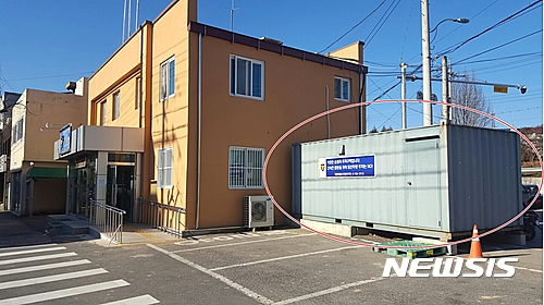 【영동=뉴시스】이성기 기자 = 충북 영동경찰서가 공간 부족을 이유로 수렵인의 총기 690여 정을 경찰관서 외부 컨테이너에 보관해 적정성 논란이 일고 있다. 사진은 200정에 가까운 총기를 보관하고 있는 영동경찰서 중앙지구대 옆 주차장의 컨테이너 무기고 모습이다.2016.12.11 sklee@newsis.com