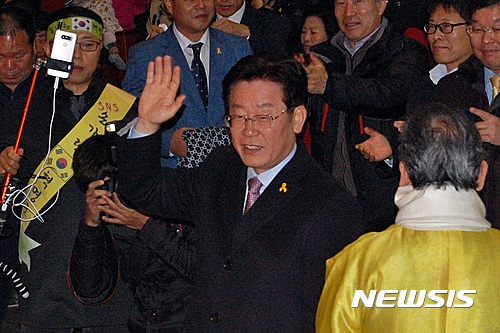 【익산=뉴시스】강명수 기자 = 대통령 후보군으로 분류되고 있는 이재명 성남시장이 시국강연을 위해 11일 전북 익산시에 위치한 원광대학교를 방문한 자리에서 익산시민을 향해 손을 흔들고 있다. 2016.12.11. smister@newsis.com