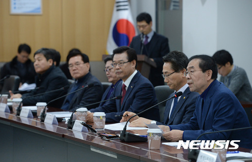 【서울=뉴시스】김진아 기자 = 박원순 서울시장이 11일 오후 서울 중구 서울시청 신청사에서 열린 ‘서울시장·자치구청장 비상시국 민생안정 대책회의’에서 모두발언을 하고 있다. 2016.12.11.&nbsp; bluesoda@newsis.com