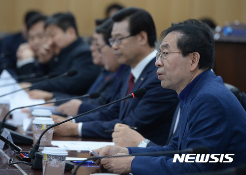 【서울=뉴시스】김진아 기자 = 박원순 서울시장이 11일 오후 서울 중구 서울시청 신청사에서 열린 ‘서울시장·자치구청장 비상시국 민생안정 대책회의’에서 모두발언을 하고 있다. 2016.12.11.&nbsp; bluesoda@newsis.com