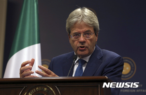 【앙카라=AP/뉴시스】 최근 유럽중앙은행(ECB)이 테이퍼링(양적완화 축소) 가능성을 잇달아 시사하면서 이탈리아 등 유럽의 금융 취약국들이 과연 ECB의 통화긴축 여파를 감당할 수 있을 것인지에 대한 관심이 집중되고 있다. ECB의 국채 매입 프로그램이 중단되고 금리가 오를 경우, 이탈리아의 차입 비용이 급등할 수밖에 없기 때문이다. 파올로 젠틸로니 이탈리아 총리가 지난해 10월 6일 외무장관 시절 터키 앙카라에서&nbsp; 기자회견을 하던 모습. 2017.07.10.