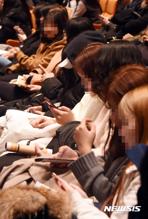 학교 내 휴대전화 사용 찬반 팽팽···'인권' vs '면학'