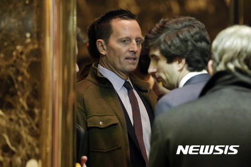 【뉴욕=AP/뉴시스】도널드 트럼프 미국 대통령이 나토(NATO. 북대서양조약기구) 주재 미 대사에 리처드 그리넬 전 유엔 대표부 미국 대변인을 발탁한 것으로 8일(현지시간) 알려졌다. 사진은 그리넬이 작년 12월 12일 뉴욕의 트럼프 타워를 방문한 모습. 2017.3.8.