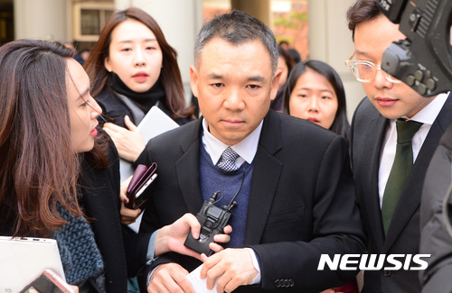 【서울=뉴시스】김선웅 기자 = 진경준 전 검사장에게 주식을 무상증여한 혐의로 기소된 김정주 NXC 회장이 13일 오전 서울 서초구 서울중앙지방법원에서 열린 1심 선고 공판에서 무죄 선고를 받은 후 법정을 나서고 있다. 2016.12.13. mangusta@newsis.com