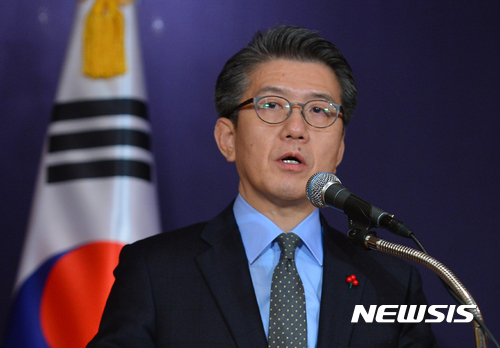【서울=뉴시스】고승민 기자 = 김홍균 외교부 한반도 평화교섭본부장이 조셉 윤 미국 국무부 대북정책 특별대표, 가나스기 겐지 일본 외무성 아시아대양주 국장과 13일 오후 서울 롯데호텔에서 한미일 6자회담 수석대표 협의를 마치고 기자회견을 하고 있다. 2016.12.13. kkssmm99@newsis.com
