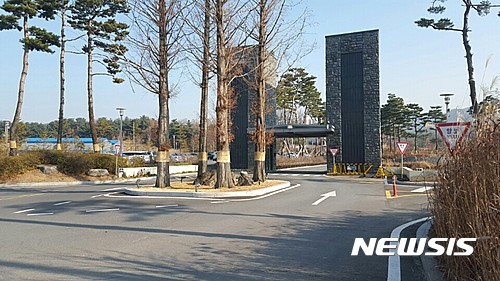 【양주=뉴시스】배성윤 기자 = 11일 오후 경기도 양주의 레이크우드CC 정문 모습으로, 레이크우드CC는 3년 넘게 퍼블릭 골프장을 회원제 골프장으로 불법 운영하고 있는 것으로 드러났다. 2016.12.13&nbsp; shinybae@newsis.com 