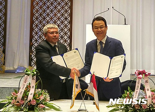 【창원=뉴시스】 홍정명 기자 = 13일 경남 창원 리베라컨벤션에서 창원국가산업단지 내 월드파워텍㈜ 하종근(오른쪽) 대표이사가 인도네시아의 발전용 보일러 및 발전소 설계·건설·운영 전문회사인 NW그룹 테디 회장과 1000억원 규모 스팀터빈 발전기 공급계약을 체결한 후 기념촬영을 하고 있다.2016.12.13. hjm@newsis.com