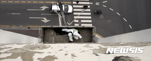 【광주=뉴시스】신대희 기자 = 13일 오후 광주 동구 금남로 1가 1번지 전일빌딩(국립아시아문화전당 맞은편·전일빌딩 왼편)에서 국립과학수사연구원 총기안전실 감식반이 5·18 민주화운동 당시 계엄군이 쏜 것으로 추정되는 총탄 흔적에 대한 조사를 벌이고 있다. 2016.12.13.&nbsp; sdhdream@newsis.com