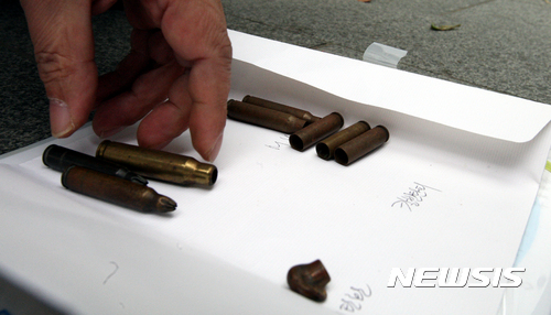 【광주=뉴시스】신대희 기자 = 13일 오후 광주 동구 금남로 1가 1번지 전일빌딩(국립아시아문화전당 맞은편·전일빌딩 왼편)에서 국립과학수사연구원 총기안전실 감식반이 5·18 민주화운동 당시 계엄군이 쏜 것으로 추정되는 탄피·탄환 9발에 대한 조사를 벌이고 있다.&nbsp; 1971년부터 1980년까지 옛 전일방송과 전남일보사(현 광주일보) 총무부에서 근무했던 김모(62)씨가 80년 5·18 직후 전일빌딩 건물에서 주워 보관하고 있던 탄피·탄환 9발을 지난달 초 5·18 기념재단에 기증, 이날 국과수의 육안 감식이 진행됐다. 2016.12.13.&nbsp; sdhdream@newsis.com