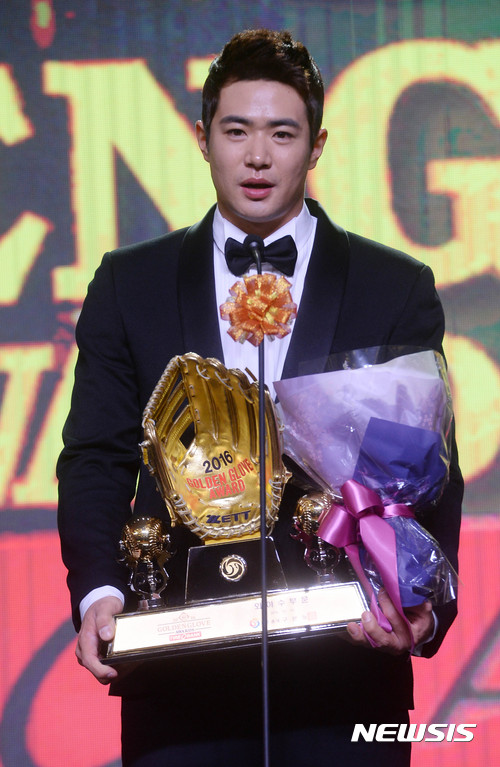 【서울=뉴시스】 장세영 기자 = 두산 김재환이 13일 오후 서울 서초구 양재동 The-K 호텔 컨벤션센터에서 열린 2016 KBO 골든글러브 시상식에서 외야부문상 수상 후 소감을 발표하고 있다. 2016.12.13.&nbsp; photothink@newsis.com