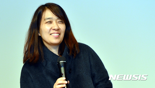 【광주=뉴시스】류형근 기자 = 한국인 최초로 세계 3대 문학상 중 하나인 영국 맨부커 인터내셜널상(The Man Booker International Prize)을 수상한 소설가 한강(46) 작가가 13일 오후 광주 서구 5·18기념문화센터 대동홀에서 광주트라우마센터 주관 인문학 특강을 하고 있다. 2016.12.13.&nbsp;&nbsp; hgryu77@newsis.com