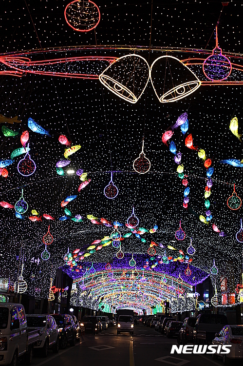 【화천=뉴시스】한윤식 기자 = 강원 화천 산천어축제 서막을 알리는 선등거리 점등식을 10여 일 앞둔 13일 화천읍내 선등거리의 산천어등이 불이 밝혀 축제분위기를 고조시키고 있다.2016.12.13.&nbsp; ysh@newsis.com