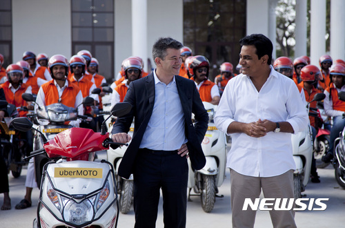 【하이데라바드=AP/뉴시스】 지난 해 12월 13일 우버의 최고경영자 트래비스 캘러닉(왼쪽)이 인도 하이데라바드를 방문해 오토바이 자회사 우버모토의 개발책임자 라마 라오와 함께 창업식에서 이야기를 나누고 있다. 2017.01.30 