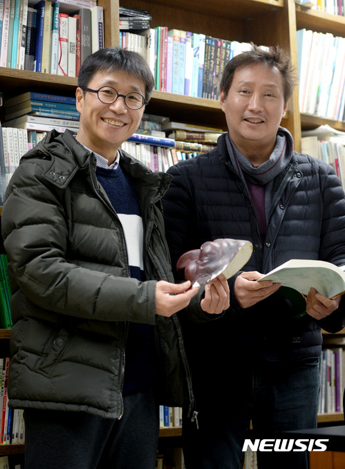 【서울=뉴시스】김진아 기자 = 연극 '실수연발' 공동 연출한 서충식(오른쪽), 남긍호 연출이 12일 오후 서울 성북구 한국예술종합학교에서 뉴시스와 인터뷰를 하고 있다. 셰익스피어의 초기 희극 '실수연발'은 오는 28일까지 명동예술극장 무대에 오른다. 2016.12.14. bluesoda@newsis.com