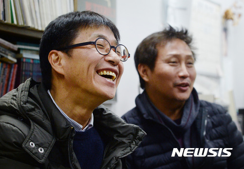 【서울=뉴시스】김진아 기자 = 연극 '실수연발' 공동 연출한 남긍호(왼쪽) 연출이 12일 오후 서울 성북구 한국예술종합학교에서 뉴시스와 인터뷰를 하고 있다. 셰익스피어의 초기 희극 '실수연발'은 오는 28일까지 명동예술극장 무대에 오른다. 2016.12.14. bluesoda@newsis.com