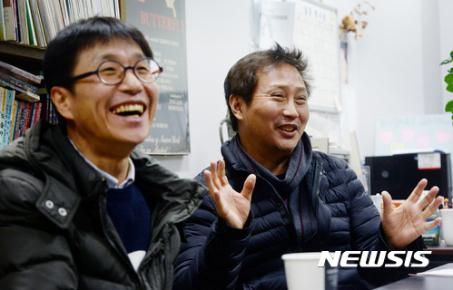 【서울=뉴시스】김진아 기자 = 연극 '실수연발' 공동 연출한 서충식(오른쪽), 남긍호 연출이 12일 오후 서울 성북구 한국예술종합학교에서 뉴시스와 인터뷰를 하고 있다. 셰익스피어의 초기 희극 '실수연발'은 오는 28일까지 명동예술극장 무대에 오른다. 2016.12.14. bluesoda@newsis.com