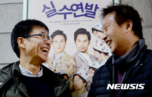 【서울=뉴시스】김진아 기자 = 연극 '실수연발' 공동 연출한 서충식(오른쪽), 남긍호 연출이 12일 오후 서울 성북구 한국예술종합학교에서 뉴시스와 인터뷰를 하고 있다. 셰익스피어의 초기 희극 '실수연발'은 오는 28일까지 명동예술극장 무대에 오른다. 2016.12.14. bluesoda@newsis.com