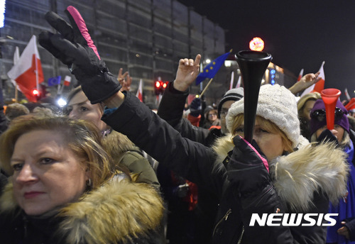 【바르샤바(폴란드)= AP/뉴시스】 13일(현지시간) 폴란드의 수도 바르샤바 중심가에서 1981년 민주화운동을 막기 위해 내려진 계엄령을 기념하는 반정부 시위대가 행진하고 있다. 이들은 현 정부와 여당인 법과정의당이 야당탄압과 사법부 장악등 민주화에 역행하고 있다며 대규모 시위를 벌였다.&nbsp;&nbsp; 