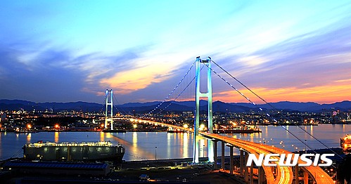 【울산=뉴시스】조현철 기자 = 울산시는 산업통상자원부 주최, 한국디자인진흥원 주관으로 디자인 전문가의 심사를 거쳐 우리나라 최고의 디자인상품을 선정하는 '2016 우수디자인(GD, Good Design) 상품 선정'에서 울산대교와 울산문양이 선정됐다고 밝혔다. 사진은 울산대교 야간 전경. 2016.12.14. (사진=울산시 제공)&nbsp; photo@newsis.com