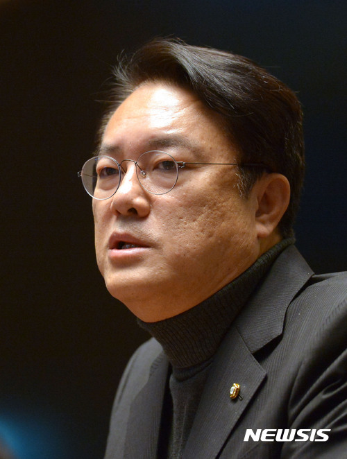 【서울=뉴시스】박진희 기자 = 14일 오전 서울 여의도 국회 예결위회의장에서 열린 의원총회에 참석한 정진석 원내대표가 인사말을 하고 있다. 2016.12.14.&nbsp;&nbsp; pak7130@newsis.com