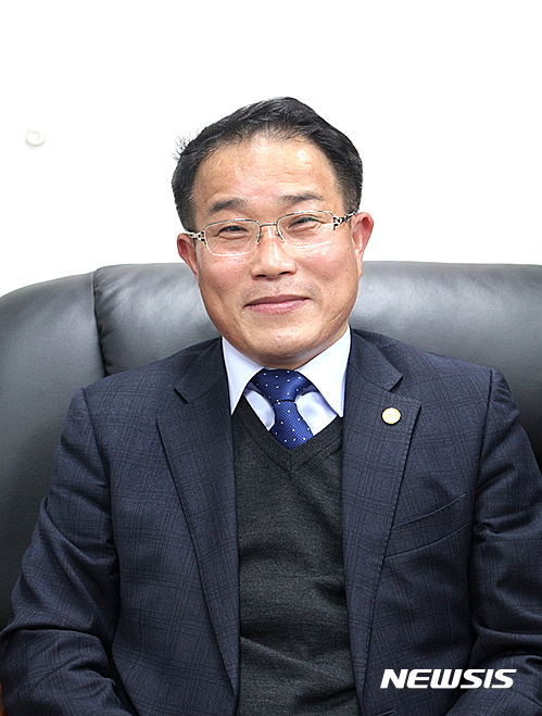 【세종=뉴시스】백영미 기자 = 고용노동부와 한국산업인력공단은 '이달의 기능한국인'(12월)에 ㈜대동이엔지의 박정열 대표를 선정했다고 14일 밝혔다. (사진=고용부 제공) photo@newsis.com