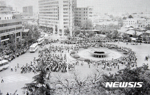 【광주=뉴시스】신대희 기자 = 5·18민주화운동 상징 공간인 광주 전일빌딩의 총탄 흔적이 헬기에서 쏜 것으로 보인다고 분석한 국립과학수사연구원이 14일 "옛 전남도청 쪽에서 금남로 방향으로 돌면서 사격한 것으로 추정된다"고 밝혔다. 사진은 1980년 5·18 당시 광주 동구 금남로 전일빌딩 주변 모습. (사진 = 5·18 기념재단 제공 사진 촬영) photo@newsis.com