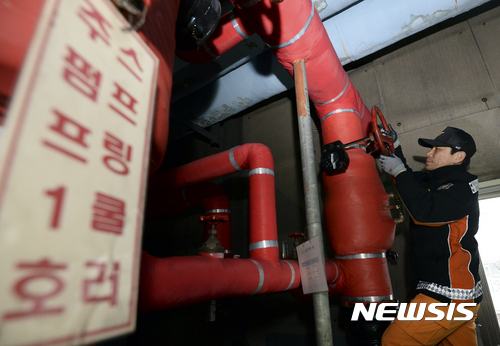 [서울=뉴시스] 스프링클러 배관을 점검하는 소방대원. 해당 사진은 기사와 연관이 없습니다. (사진=뉴시스 DB). photo@newsis.com