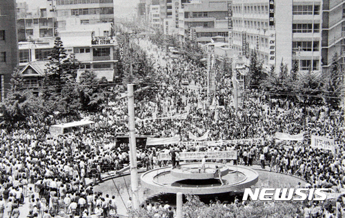 【광주=뉴시스】신대희 기자 = 5·18민주화운동 상징 공간인 광주 전일빌딩의 총탄 흔적이 헬기에서 쏜 것으로 보인다고 분석한 국립과학수사연구원이 14일 "옛 전남도청 쪽에서 금남로 방향으로 돌면서 사격한 것으로 추정된다"고 밝혔다. 사진은 1980년 5·18 당시 광주 동구 금남로 전일빌딩 주변 모습. (사진 = 5·18 기념재단 제공 사진 촬영) photo@newsis.com