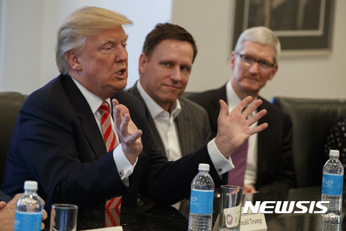【뉴욕=AP/뉴시스】도널드 트럼프 미국 대통령 당선인이 14일(현지시간) 뉴욕 트럼프타워에서 실리콘밸리 리더들과 만나고 있다. 트럼프의 왼쪽으로 피터 틸 페이팔 설립자, 팀 쿡 애플 최고경영자가 앉아 있다. 2016.12.15 