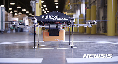 【서울=뉴시스】 제프 베조스 아마존 최고경영자(CEO)는 13일(현지시간) 트위터에 상품 주문부터 드론으로 배달하는 과정이 담긴 영상을 공개하며 "클릭(주문)부터 배송까지 13분이 걸렸다"고 알렸다. 사진은 배달용 드론의 모습. <사진출처: 아마존> 2016.12.15