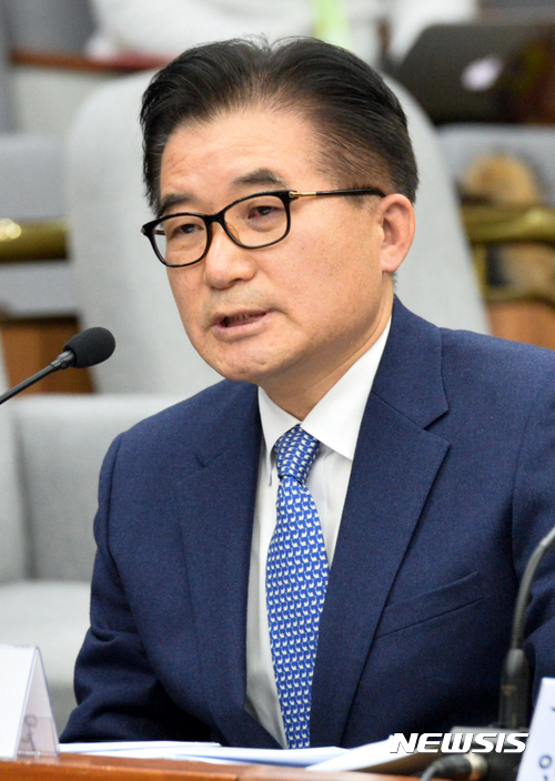 【서울=뉴시스】배훈식 기자 = 조한규 전 세계일보 사장이 지난 2016년 12월15일 오전 서울 여의도 국회에서 열린 박근혜 정부의 최순실 등 민간인에 의한 국정농단 의혹 사건 진상 규명을 위한 국회 국정조사특별위원회 4차 청문회에 출석해 답변하고 있다. 2016.12.15.&nbsp; dahora83@newsis.com