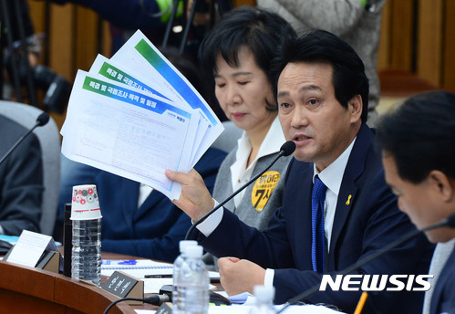 【서울=뉴시스】박주성 기자 = 더불어민주당 안민석 의원이 15일 오전 서울 여의도 국회에서 열린 최순실 국정농단 의혹 진상규명을 위한 국정조사 특위 4차 청문회에서 증인들에게 질문하고 있다. 2016.12.15.  park7691@newsis.com