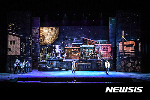 【서울=뉴시스】1994년 MBC TV 주말 드라마 81부작으로 선보인 '서울의 달'이 뮤지컬로 옮겨졌다.(사진=세종문화회관)