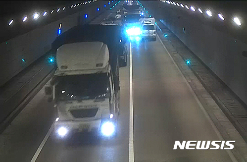 【창원=뉴시스】김기진 기자 = 터널 내 차로변경 위반 차량 적발 화면
