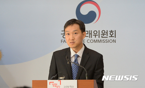 【세종=뉴시스】강종민 기자 = 신동열 공정거래위원회 전자거래과장이 지난 16일 오전 정부세종청사 공정위 기자실에서 거짓·과정 또는 기만적 광고로 소비자를 유인한 10개 온라인 외국어 강의 사이트 운영 사업자에게 시정명령과 총 3050만원의 과태를 부과한다고 밝히고 있다. 2016.12.18.&nbsp; ppkjm@newsis.com